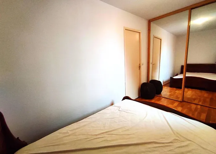 Cosy Pres Des Pistes Avec Balcon Et Parking - Fr-1-592-69 *